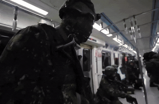 扛着导弹进地铁!台将地铁系统纳入战时兵力调配(图2) ezgif.com-resize.gif