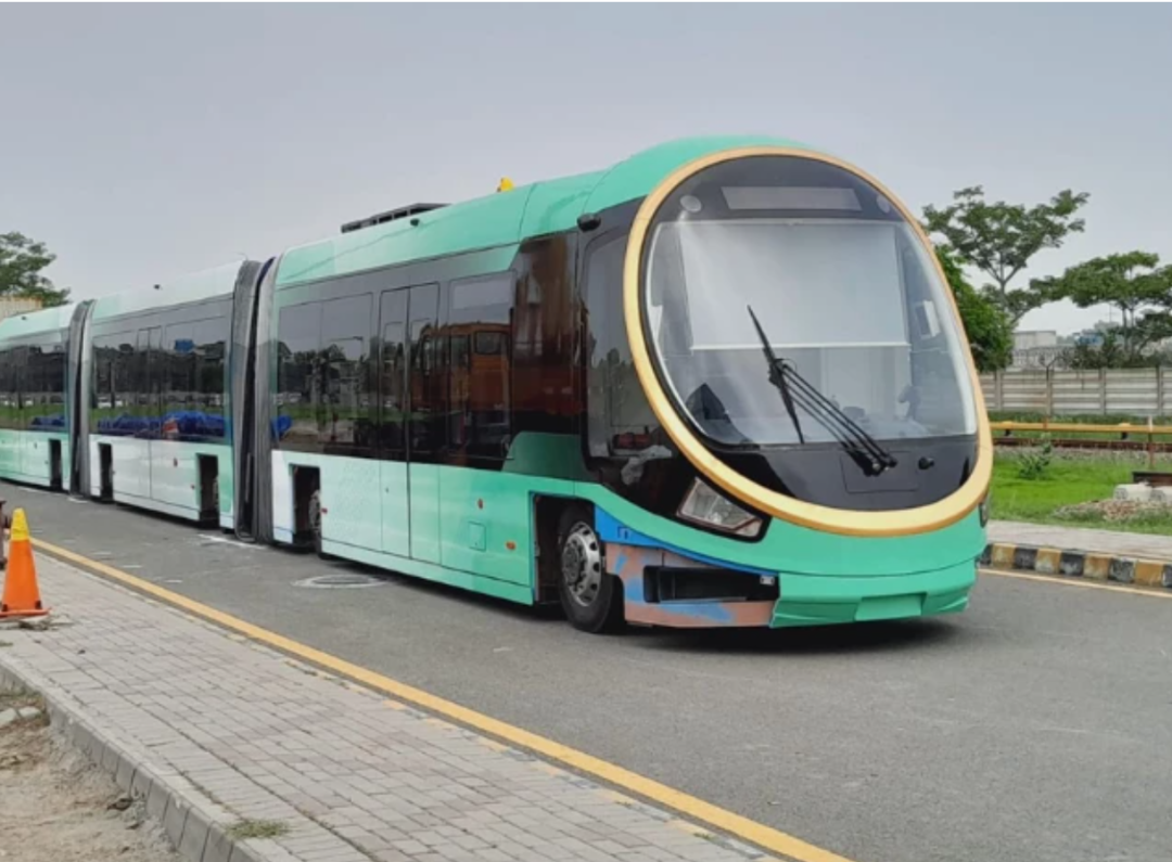 拉合尔迎来首列中国无轨电车!(图1) 微信图片_2025-07-23_164131_548.png