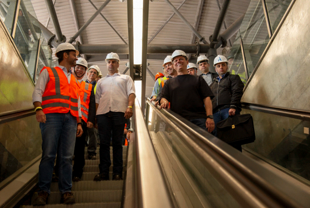 比亚迪云轨落地圣保罗!圣保罗地铁17号线州长首次试乘!(图1) unnamed.gif