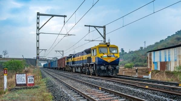 India-multitracking-red-shutterstock_2300489541.jpg