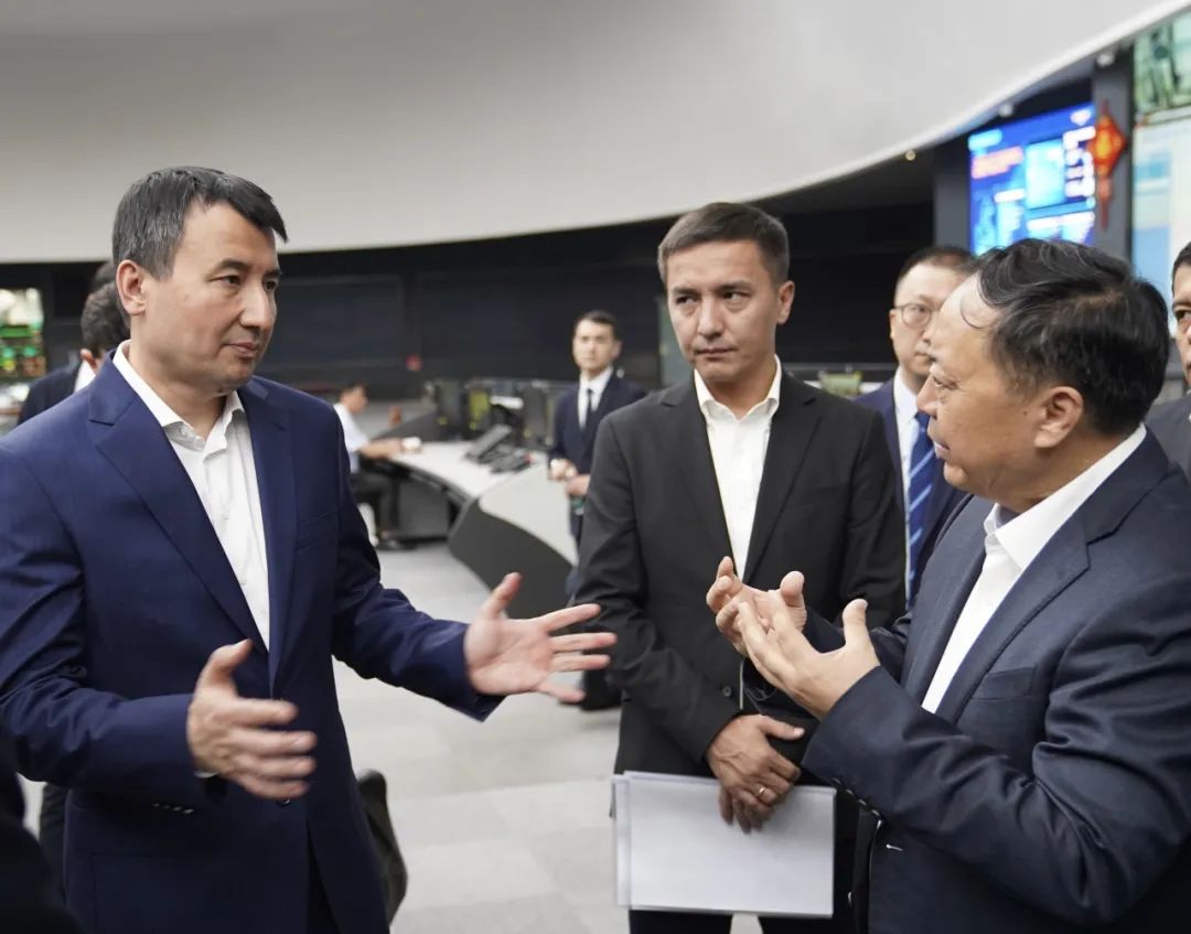 乌兹别克斯坦副总理霍贾耶夫一行到访天津轨道交通集团(图1)