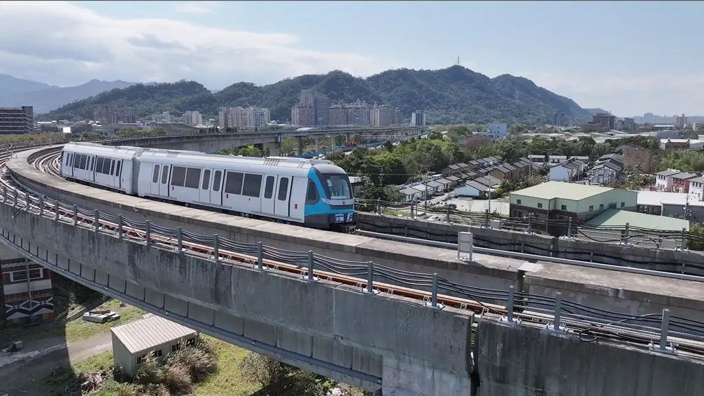 新北捷运三莺线工程进展重大突破,列车全数到位进入最终测试阶段(图3) 列车测试大致分成静态测试、车对地通讯功能及品质测试、安全速限测试、低速自动驾驶测试、模拟营运状况下的自动驾驶测试、全系统整合测试、全系统稳定性测试7大步骤。(图/新北捷运局)