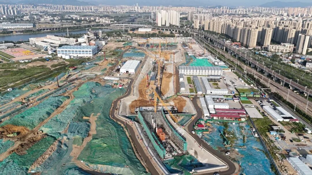 青岛地铁:新鲜!坐在办公室里就能“开”塔吊(图4) 640 (16).jpg