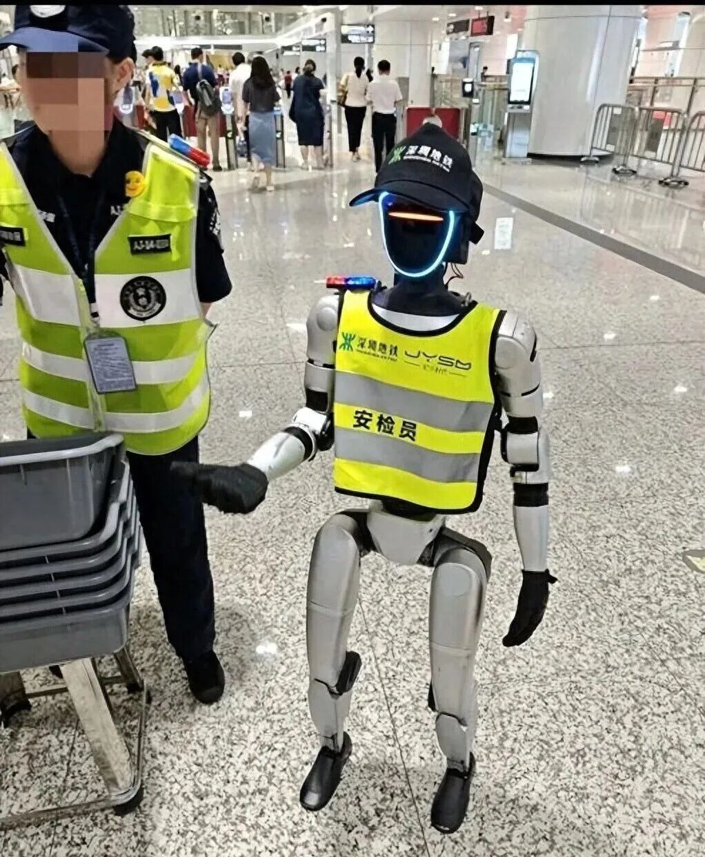 深圳地铁回应“机器人上岗”:不裁人,只为提效增趣(图1) 微信图片_20251106170734_305_21.png