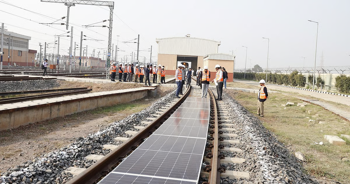 印度上线全国首个“轨道光伏发电”示范项目(图2) 微信图片_20251114144401_138_87.png