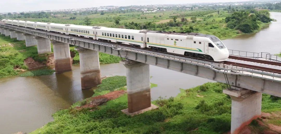 西非首条标准轨双线铁路安全运营1000天！(图1)