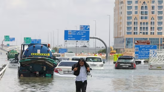 遭遇75年来最大暴雨！一天下了一年的雨量！迪拜地铁站被淹(图1)