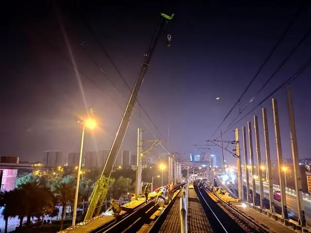列车不回车辆段连续作业，长沙地铁1号线声屏障施工整体进度已经过半(图1)