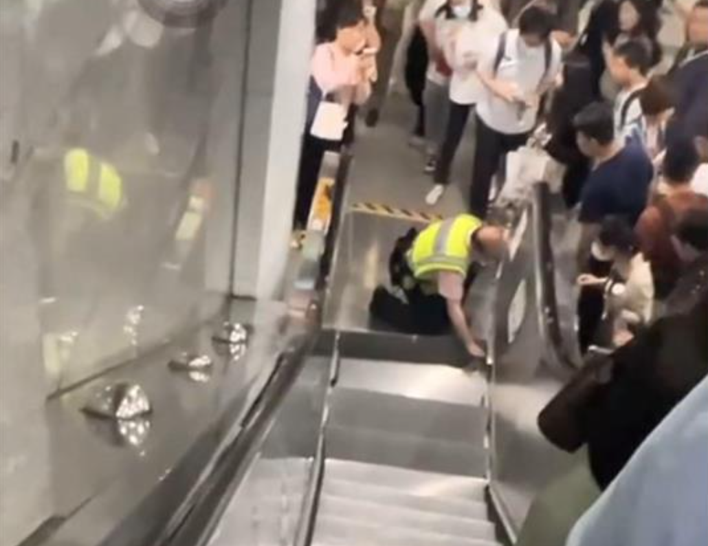 上海地铁深夜辟谣！乘客鞋子被扶梯夹住无人受伤(图1)