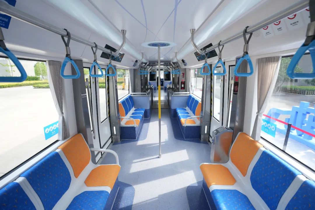 The new urban smart fast rail train debuts (Figure 3)