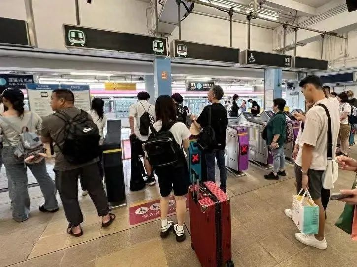 Outburst! Man dies after falling off the MTR (Photo 1)