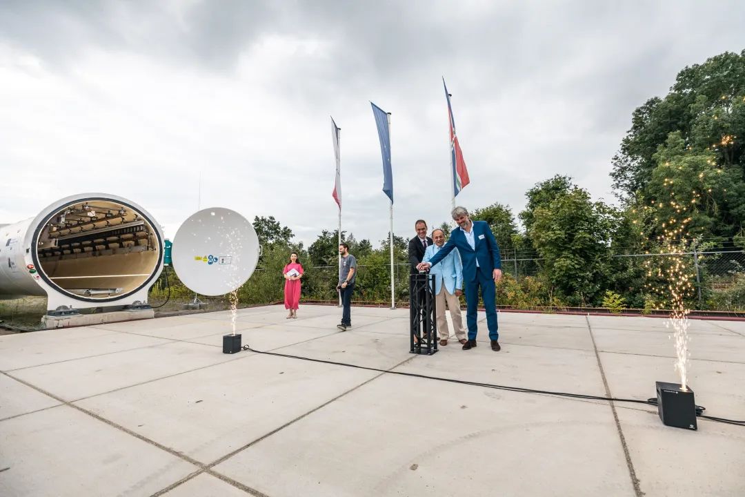 Musk's high-speed rail prototype successfully completed its first tests at the European Hyperloop Center (Figure 4)