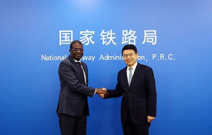 Director Fei Dongbin met with Deputy Director General of the Foreign Cooperation Agency of the Democratic Republic of the Congo Kanama and his delegation (Picture 1)