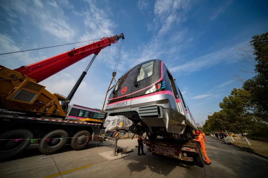 上海13號線西延伸及“補短板”增購車輛13A03型首列車抵滬(圖1)